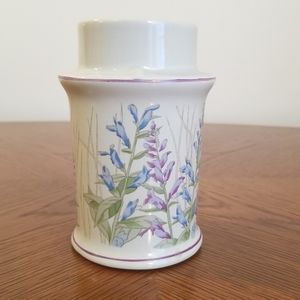 Vintage colonial candle of cape Cod. App 5 1/2" tall